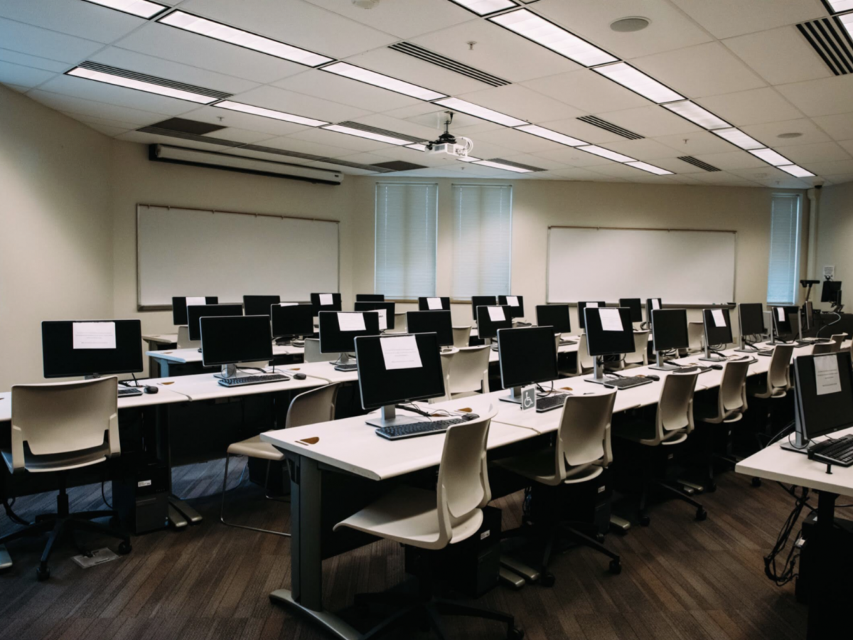 Empty computer lab in UMKC. (Chase Castor/The Beacon)