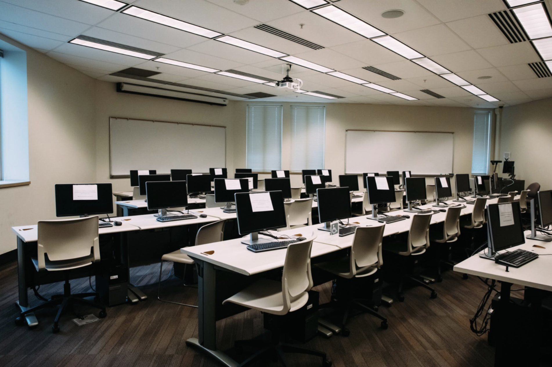 Empty computer lab in UMKC. (Chase Castor/The Beacon)