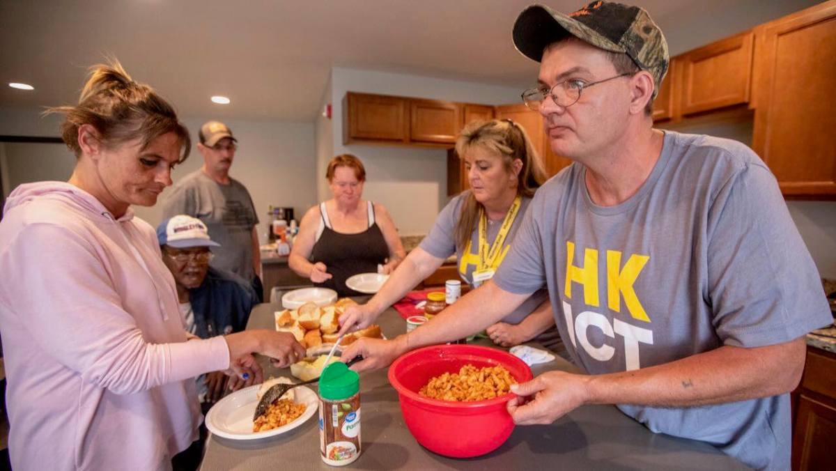Joseph “J.W.” Harris leads a cooking class at his apartment in The Studios, a complex aimed at people experiencing homelessness. (Fernando Salazar/The Beacon)