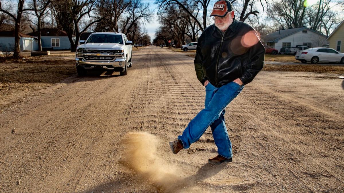 Dan Warren kicking dust