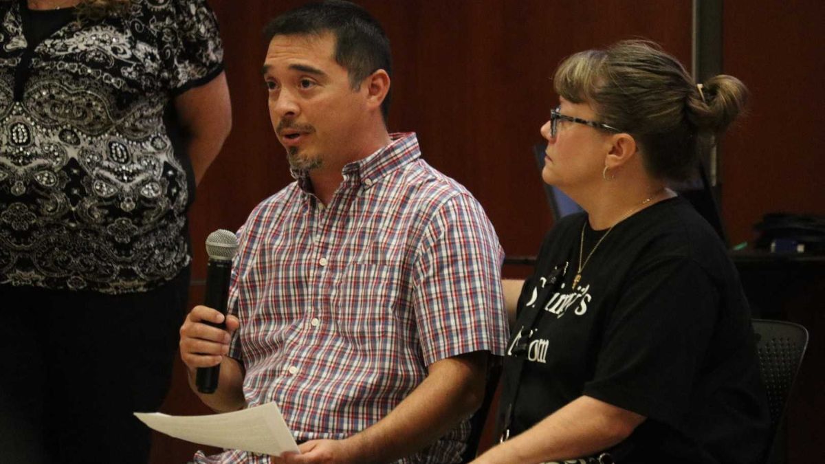 Mark y Valerie Sandoval compartieron la historia de la muerte de su hijo durante una reunión en el ayuntamiento en el campus de la Universidad Estatal de Wichita el 14 de julio. Issac Sandoval falleció recientemente debido a una sobredosis de fentanilo. (Trace Salzbrenner/The Wichita Beacon)