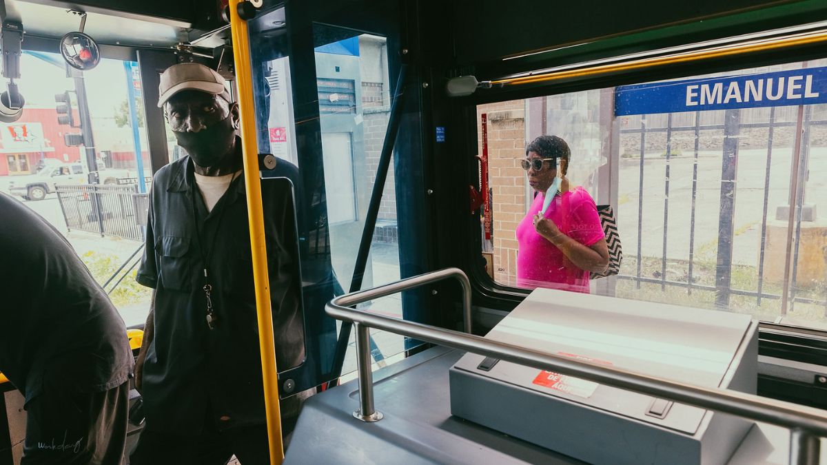 Pasajeros que suben a un autobús con tarifa gratuita