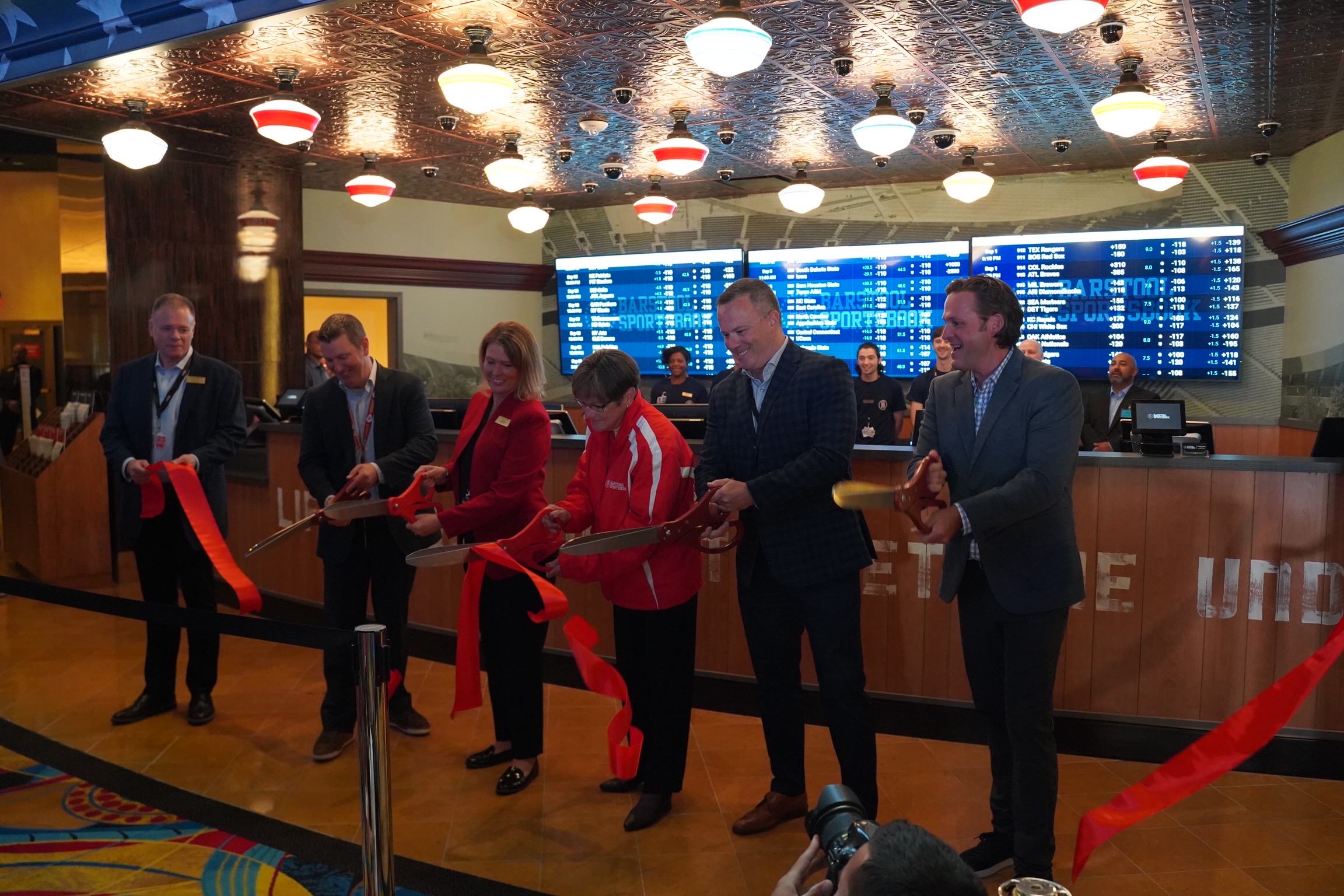 Kansas Gov. Laura Kelly cuts ribbon at Hollywood Casino