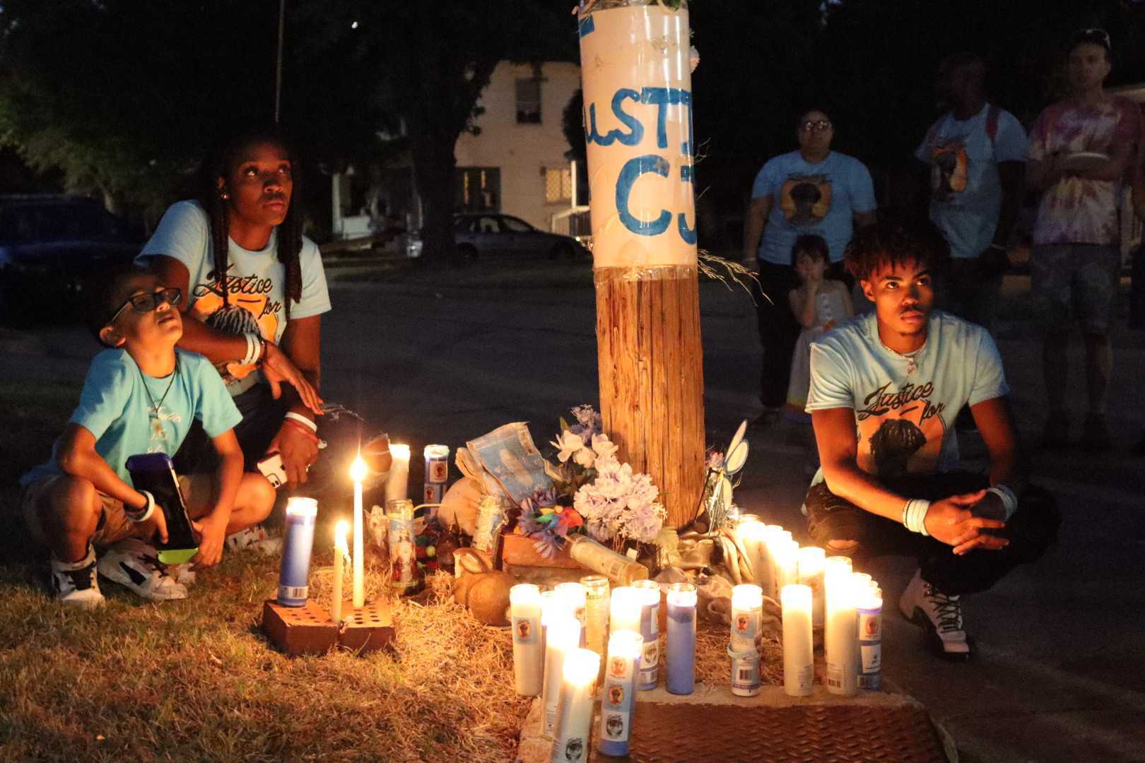 Gennieve Floyd, prima de Cedric Lofton, y Mark Teetz, hermano de Lofton, en una vigilia celebrada fuera del Centro de Evaluación y Admisión de menores el 26 de septiembre del 2022, marcando el aniversario de la muerte de Lofton. (Trace Salzbrenner/The Beacon) 60 recomendaciones
