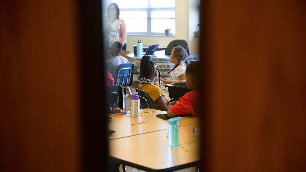 La foto muestra la entrada a un salón de clases de Brookside Charter School en agosto 2022. Las escuelas públicas en E.E.U.U. deben proporcionar opciones posibles para que los estudiantes que son inmigrantes reúnan los requisitos de matriculación. (Chase Castor/The Beacon)
