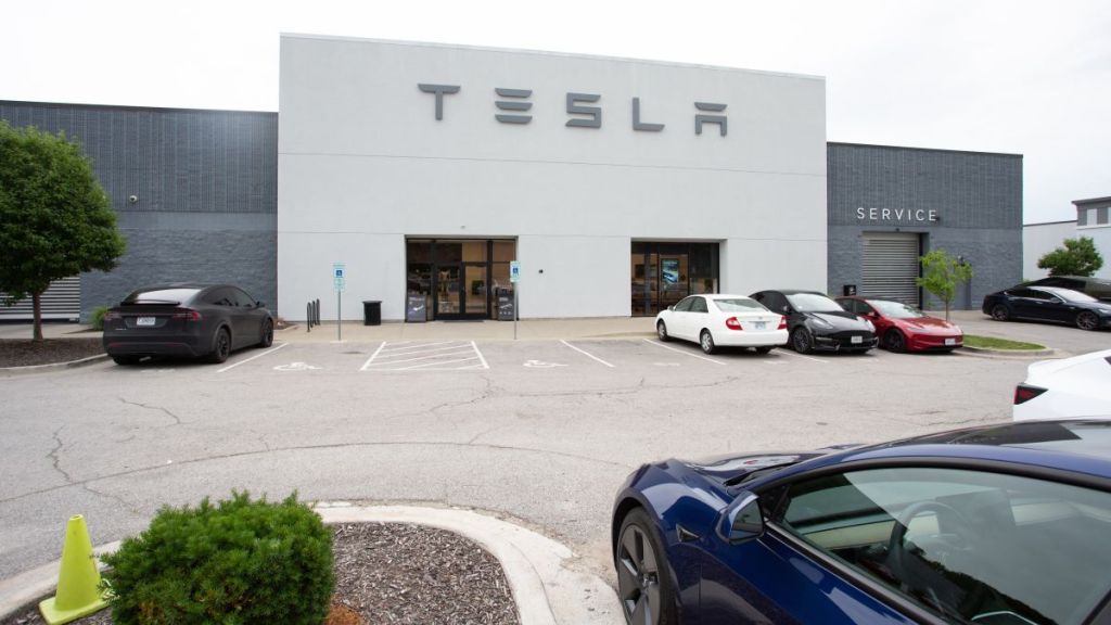 The Tesla dealership at 10111 State Line Road in Kansas City.