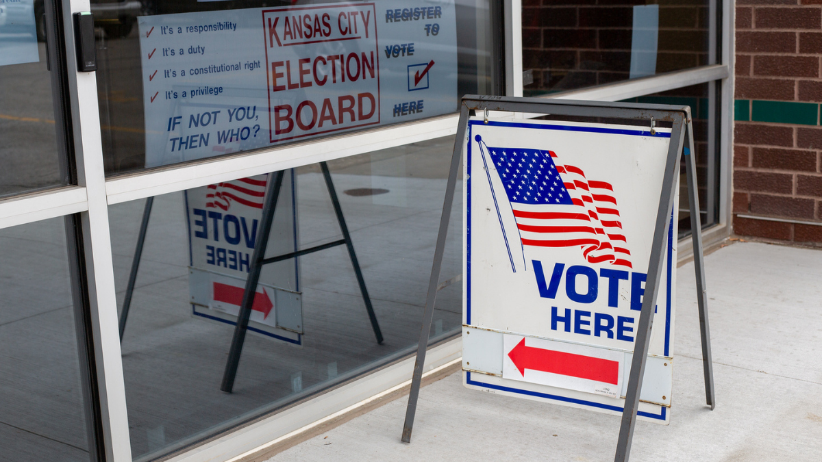 Vote here sign in front of Kansas City Election Board. (Vaughn Wheat / The Beacon)